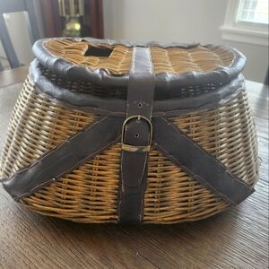 Early Wicker Leather Fly Fishing Trout Fish Creel Basket w/Strap Cave Decor